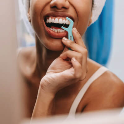 Women cleaning her teeth