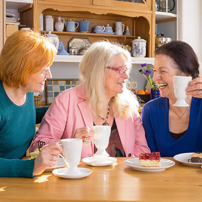 Trois femmes discutent en prenant le thé