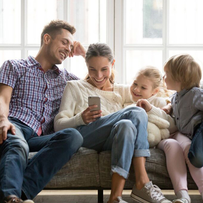 Une famille assise sur un canapé